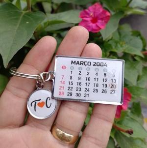 Chaveiro Calendário  de Namoro Metal 4,6X3cm 4x0, 4x4 Resina Pingente 